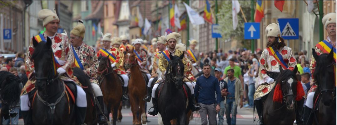 Cea mai așteptată sărbătoare a junilor are loc în zona istorică a Brașovului! Programul complet al zilei