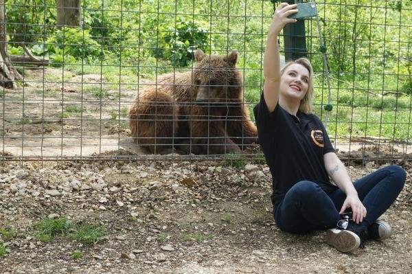 FOTO Actriță din filmul "Harry Potter", în vizită la sanctuarul de urși Libearty Zărnești