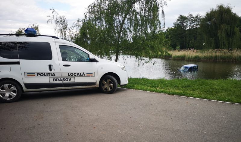 FOTO+VIDEO Noua atracție de pe lac: mașina plutitoare!