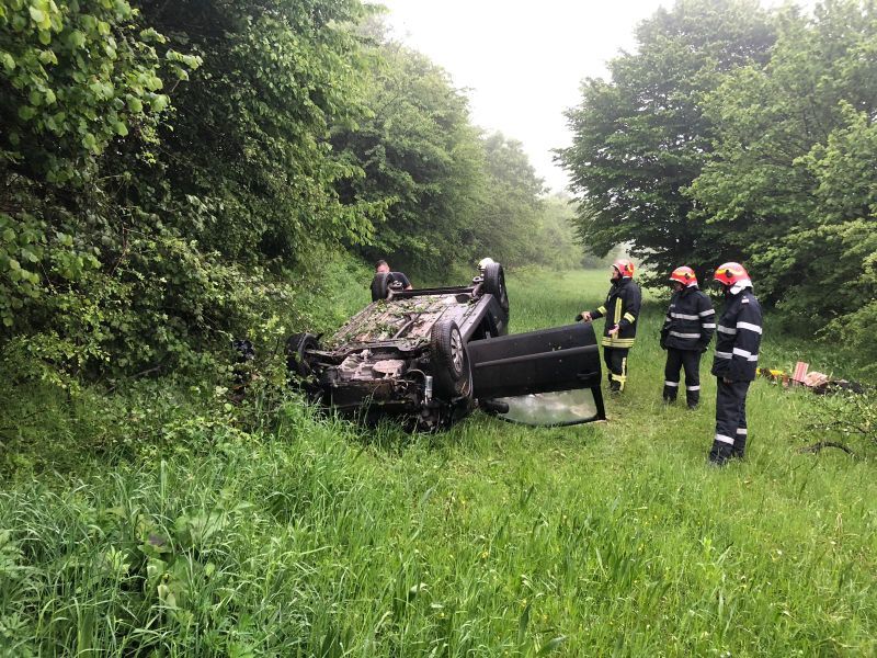 FOTO+VIDEO Mașină răsturnată, pe DN10, între Teliu și Brădet