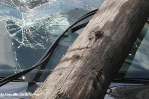 Fără permis și băut, un tânăr a rănit trei persoane, după care a fugit de la locul accidentului