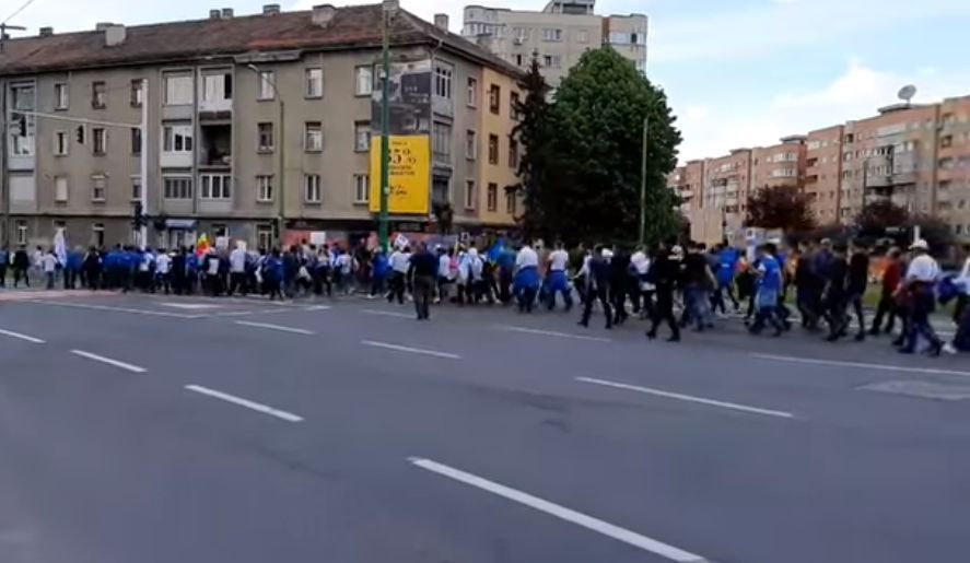 Îndrăznești să protestezi împotriva lui Tăriceanu? Ești amendat de jandarmi