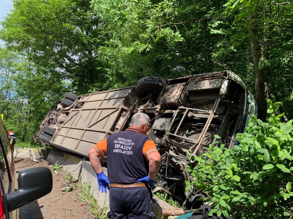 ULTIMĂ ORĂ: Autocar răsturnat, pe DN73! Trafic complet blocat (FOTO)