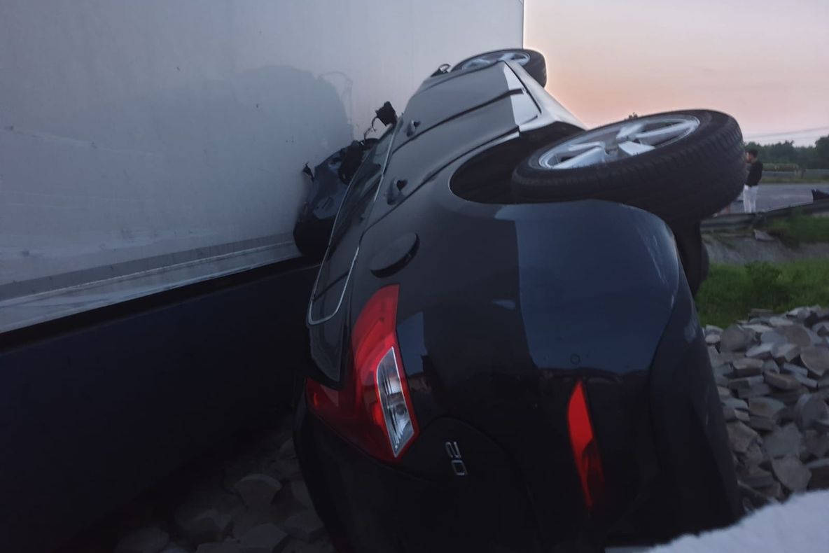 FOTO Maşină răsturnată, în municipiul Braşov