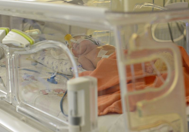 FOTO Organizația Salvați Copiii donează un incubator performant Maternității