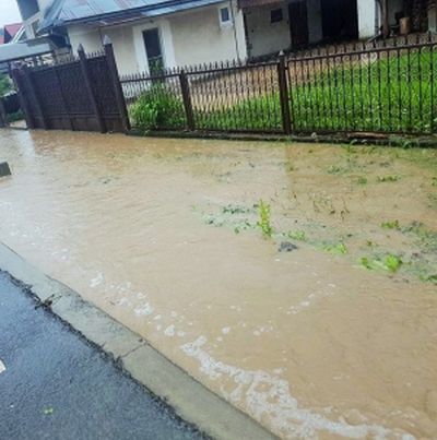 ULTIMĂ ORĂ: Gospodării INUNDATE, în județul Brașov