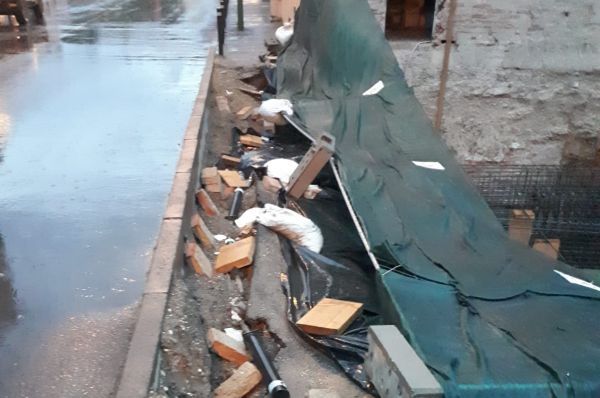 Gard prăbușit pe un șantier ilegal din Brașov (FOTO)