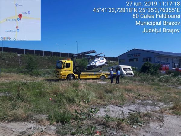 FOTO Mașinile abandonate, ridicate de Poliția Locală
