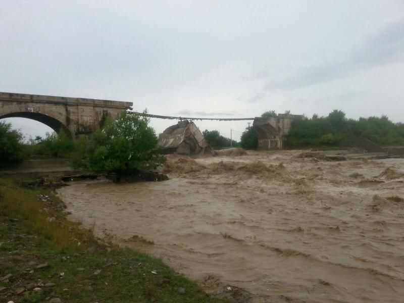 Dacă autoritățile din Brașov nu fac nimic, un senator din Covasna va cere bani Guvernului pentru podul de la Budila!