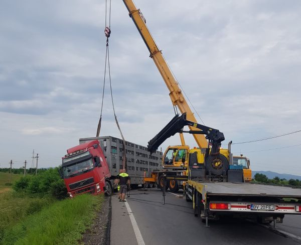 TIR-ul care blochează DN13 este ridicat acum (VIDEO)