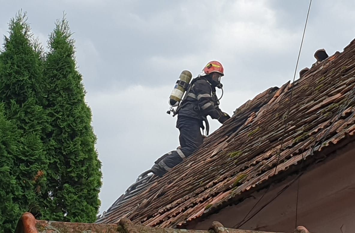 FOTO Două case din Bod, în flăcări