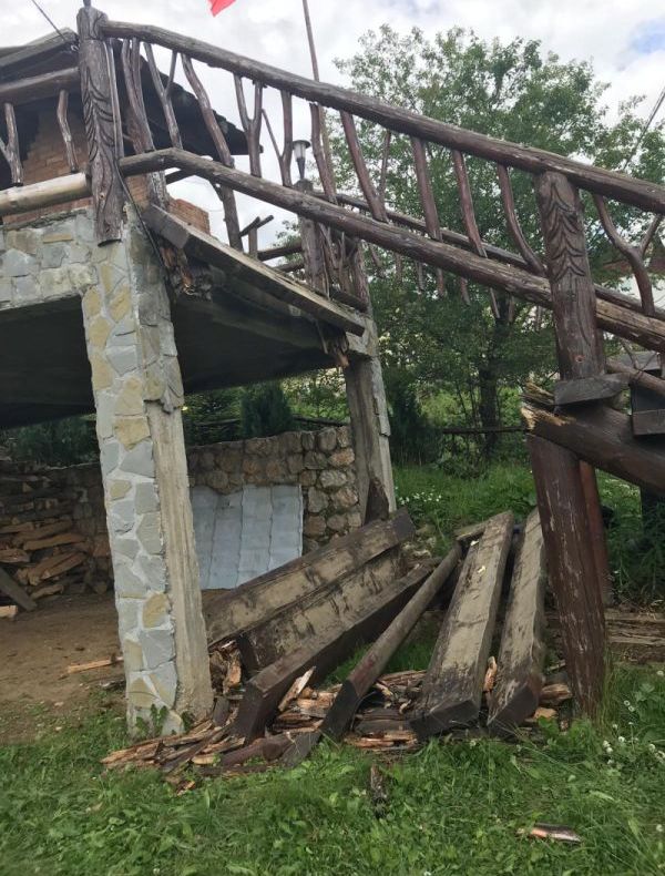 Opt turiști răniți la o pensiune din Fundata