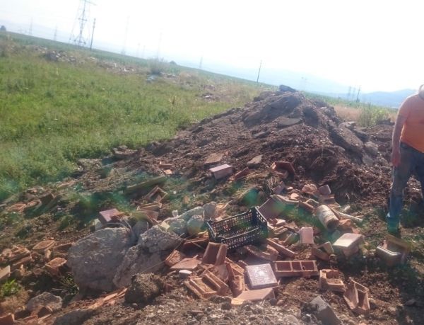 FOTO Prinși în timp ce aruncau deșeuri pe domeniul public