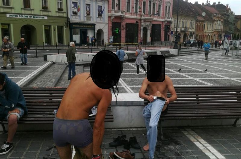 Doi tineri s-au răcorit în fântâna din Piața Sfatului