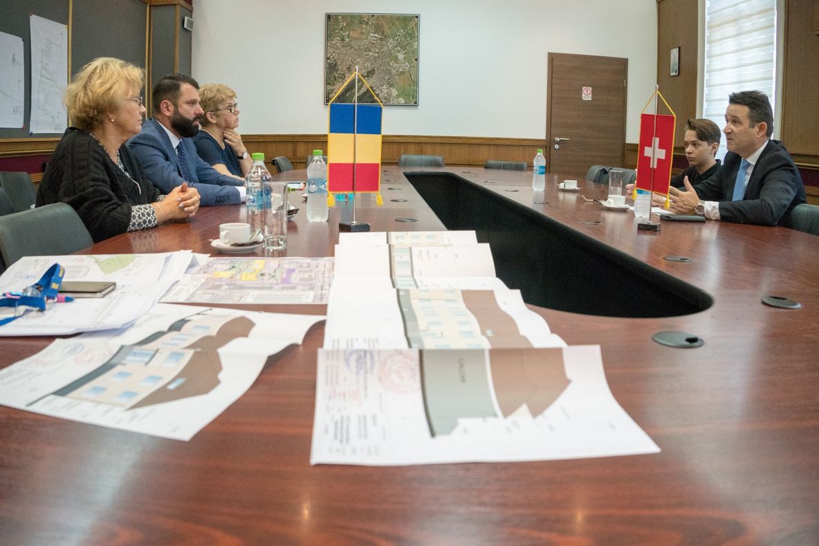 Ambasadorul Elveției a venit la Brașov să verifice stadiul lucrărilor la Colegiul Național de Informatică