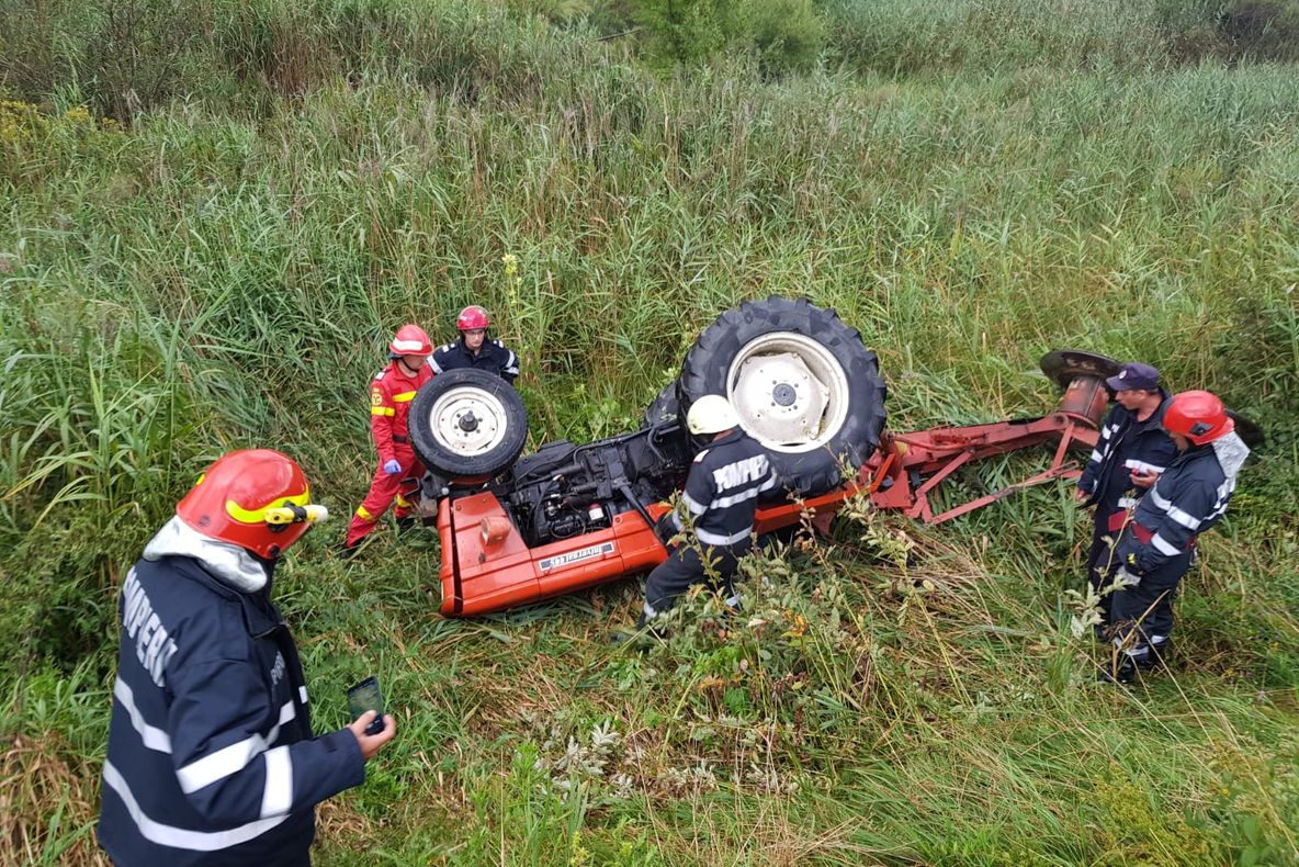 Persoană inconştientă, prinsă sub tractor