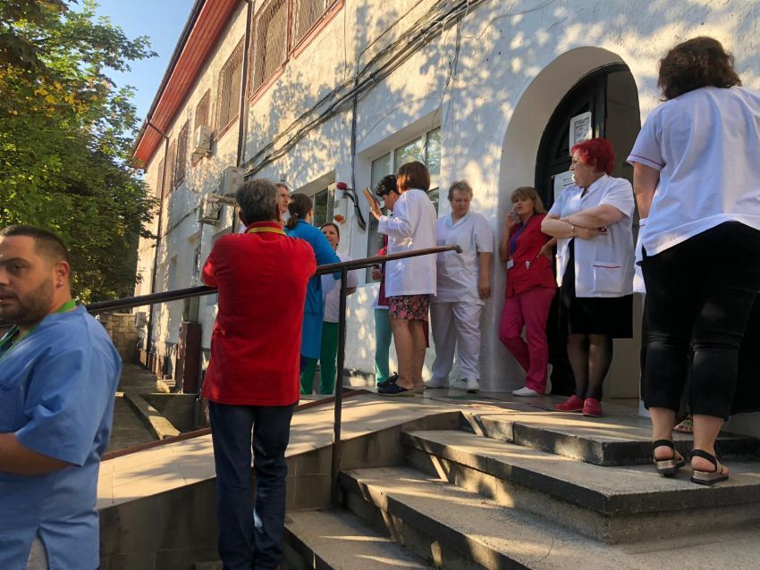 FOTO + VIDEO Protest SPONTAN, acum, la Spitalul de Boli Infecțioase din Brașov