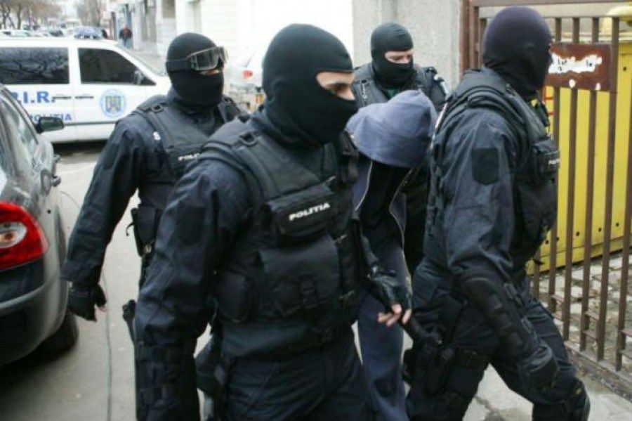 Percheziții, în această dimineață, la Săcele, într-un dosar de șantaj, camătă și înșelăciune