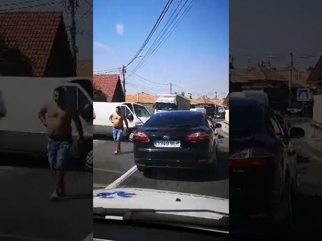 VIDEO S-au trezit cu mașina în locuință