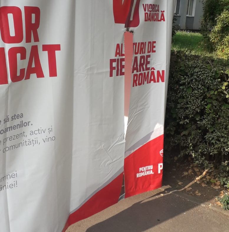 FOTO Cortul PSD din Piaţa Dacia a fost vandalizat