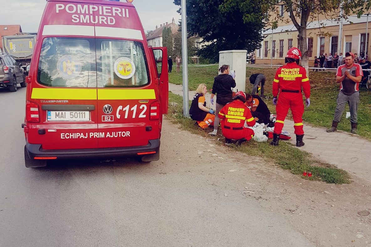 FOTO+VIDEO Teribil accident în judeţul Braşov! O fetiță de 8 ani și o bătrână au murit nevinovate, lovite de mașină!