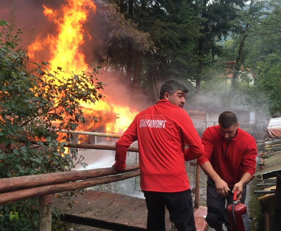 Incendiu, ACUM, la Augustin! Persoană cu arsuri grave