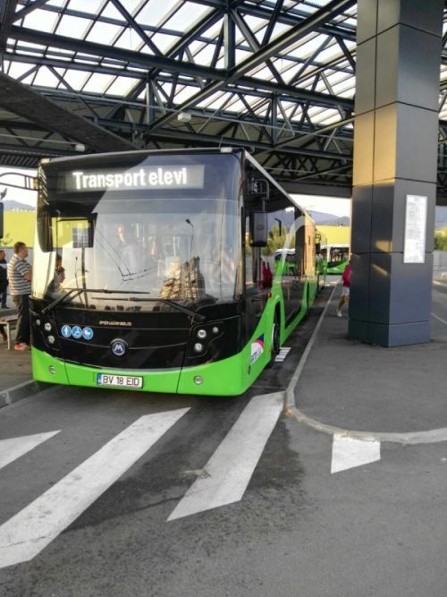 Mai multe autobuze care duc elevii, gratuit, la școală (FOTO)