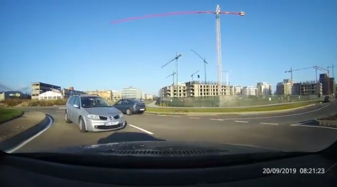 VIDEO Șofer filmat în timp ce conducea pe contrasens