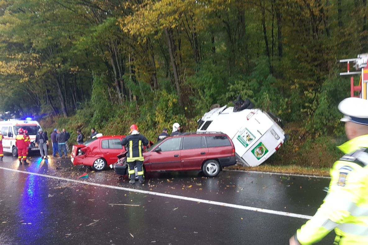 FOTO Accident cu trei victime! Drum blocat