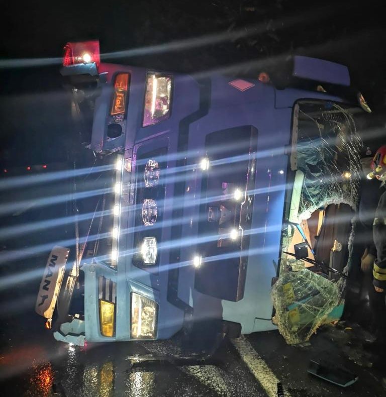 TIR răsturnat pe DN13