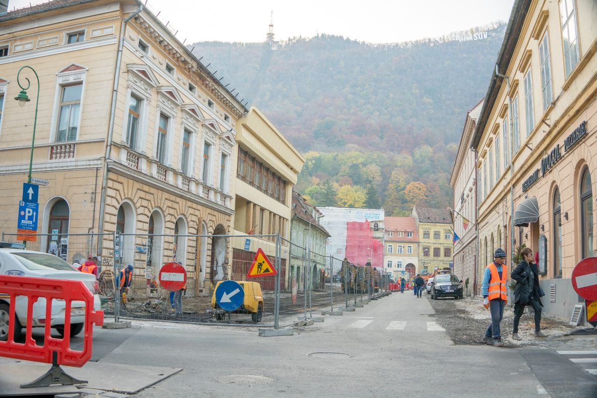 FOTO Transformare totală pentru o stradă din centrul Braşovului