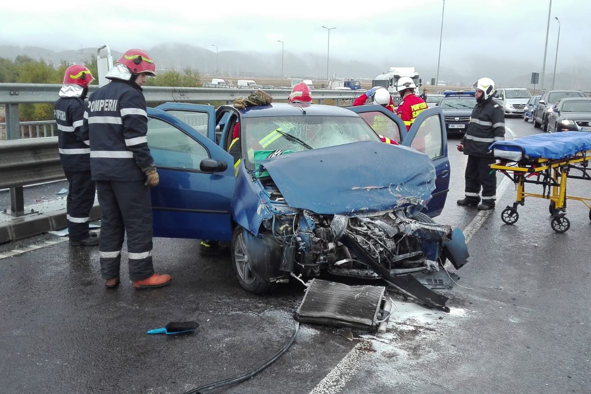 ULTIMĂ ORĂ: Mașină distrusă, pe Ocolitoarea Brașovului (FOTO)