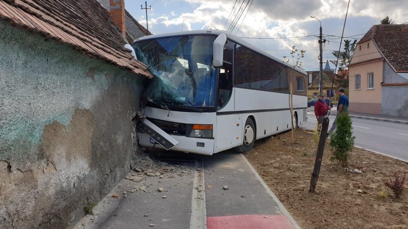 FOTO Autobuz distrus, după ce a lovit zidul unei case