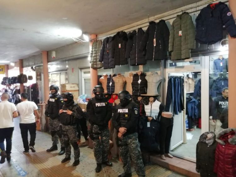 Razie a polițiștilor, în Piața Astra (FOTO)