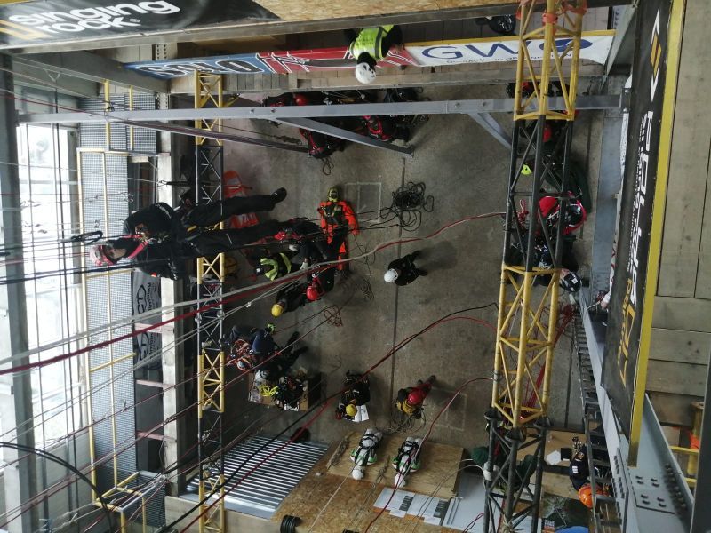 FOTO+VIDEO Cursuri de alpinism utilitar pentru pompierii din țară, la Brașov