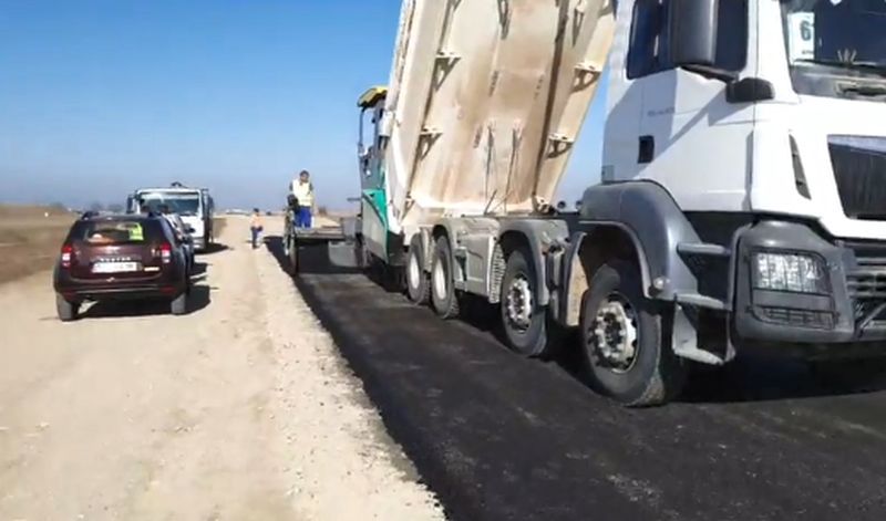VIDEO A fost așternut primul strat de asfalt pe Autostrada Comarnic - Brașov! Să sperăm că nu va fi și ultimul
