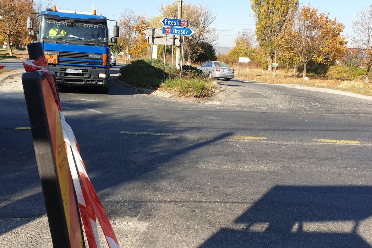 Giratoriu amenajat într-o intersecție extrem de aglomerată din județ