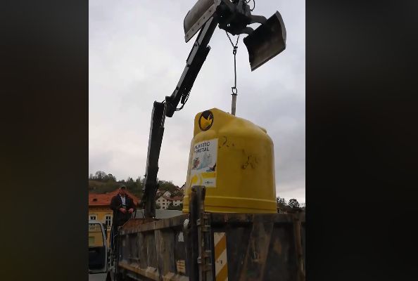 VIDEO Degeaba colectăm selectiv gunoiul! Angajații unei firme de salubritate amestecă deșeurile