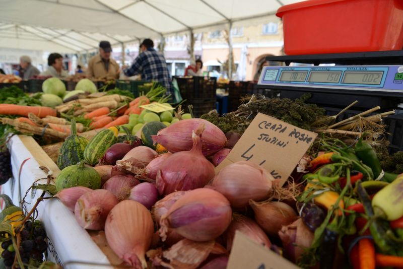 Fructe și legume mai ieftine, de astăzi, în piețele din Brașov