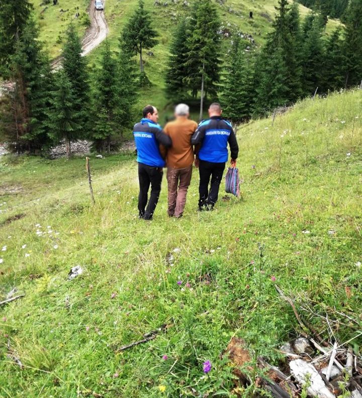 Doi adulţi şi un copil s-au rătăcit pe munte