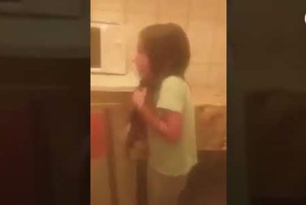 VIDEO Fetiță de 6 ani, bătută cu mătura de mamă!