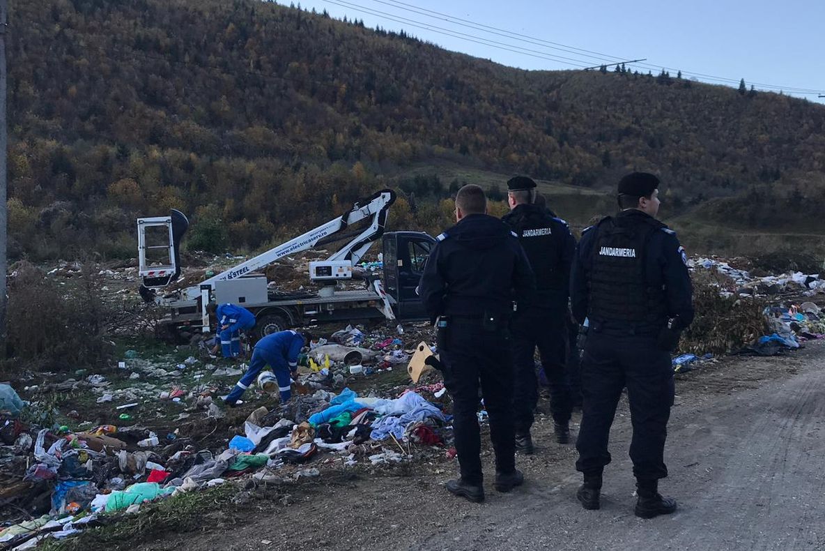 Romi prinşi că furau curent, lăsaţi în beznă