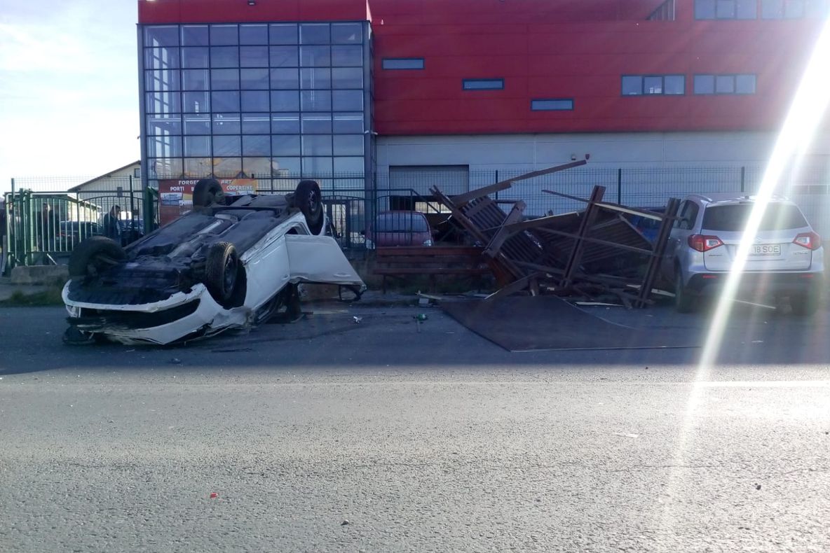 FOTO Maşină răsturnată, la Tărlungeni