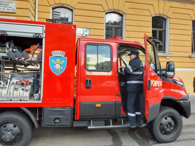 FOTO+VIDEO  Două autospeciale moderne de stins incendii achiziționate de Primăria Brașov