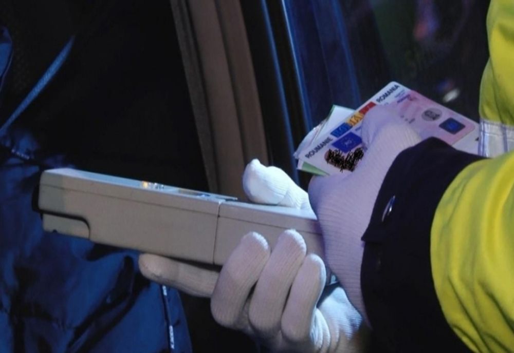 Bătrân reținut de polițiști după ce a șofat beat și fără permis