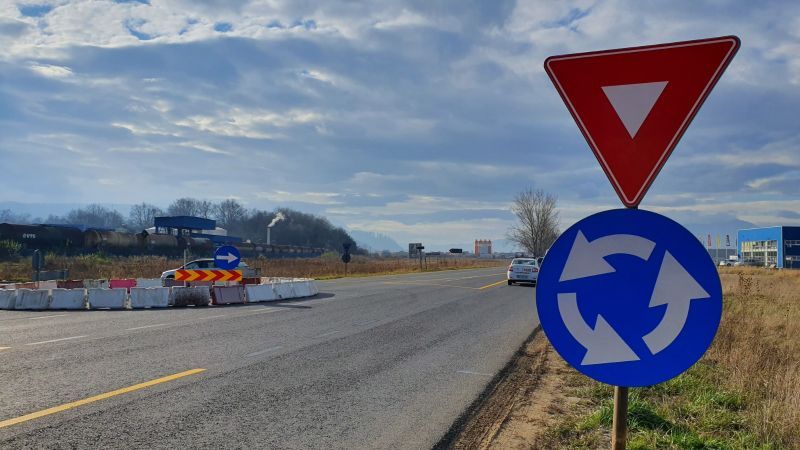 VIDEO+FOTO Un nou sens giratoriu, într-o intersecție aglomerată din județ