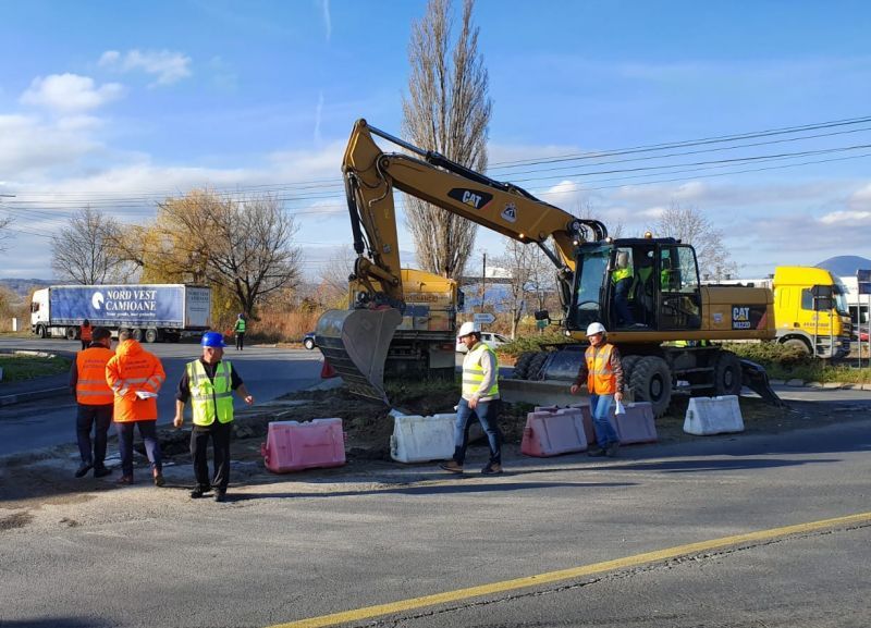 FOTO + VIDEO Lucrări de amenajare a unui sens giratoriu, la ieșirea din Râșnov, spre Zărnești