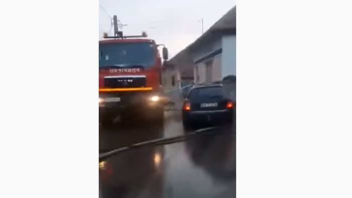 VIDEO Scenariu de film! Și-a dat foc la casă și a fugit de polițiștii care nu l-au putut opri nici cu focuri de armă!