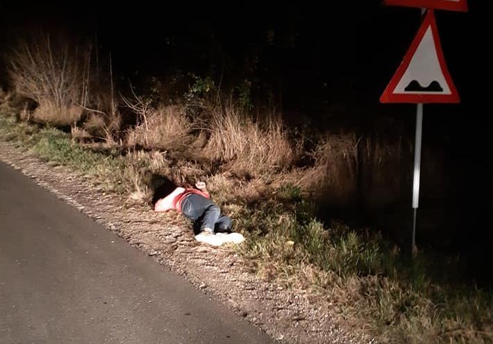 VIDEO Tânăr în stare gravă, găsit în miezul nopții, pe DN73A