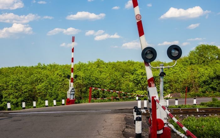 Nu au oprit la trecerea peste calea ferată și au rămas pietoni